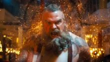 Itt a Vérapó 2. első nagy előzetese, amiben David Harbour Mikulása a mézeskalács helyett egy rosszfiút vág a sütőbe, és még a felesége is akcióba lendül