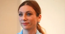 Nézd, mit tesznek a hármas ikrek az első Rúzsa Magdi koncertjük előtt. A copfos Lujzi, Keve és Zaki teljes figyelemmel anya színpadának a szélén