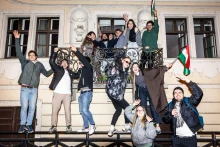Tényleg sokat nyerne Magyar Péter, ha leszállítanák 16 évre a választási korhatárt?