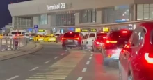 Torlódást okozott a reptéren a taxisokra kiszabott reptéri behajtási díj