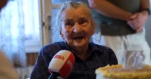 Kiszállt az autón felejtett tárcájáért, elgázolta egy másik kocsi – 100 éves koráig ápolta a lányát Terike