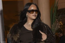 Merész ruhában jelent meg Rihanna egy barbadosi karneválon