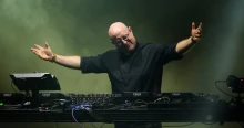 Mit keres egy katolikus pap-DJ a Budapest Park nagyszínpadán?
