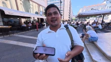 Magyarul énekli a legnagyobb slágereket egy balinéz idegenvezető – most Budapestre érkezett