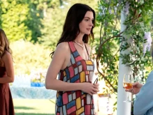 Anne Hathaway leette a ruháját Az ördög Pradát visel 2-ben, és ennél nem is tehetett volna jobbat