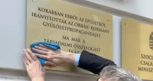 A Szociális és Családügyi Minisztérium szerint nem volt szükség engedélyre, hogy emléktáblát rakjanak Rogán régi minisztériumának épületére