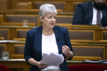 Luxusfürdőszoba, sminktükrök és hajszárító – Lannert Judit megmutatta, hol dolgozott Novák Katalin