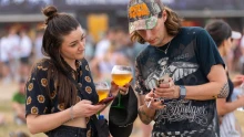Megkezdődött a Sziget Fesztivál, inni bármit is inkább csak este 6 óra előtt éri meg