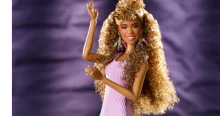 Minden rajongó erről álmodott, kiadták a legendás videóklip alapján készült Whitney Houston-babát