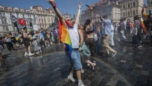 Ötvenezer ember vonult fel Prágában, szigorú rendőri védelem mellett tartották a Pride-ot