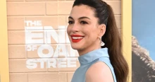 A várandós Anne Hathaway merész ruhában mutatta meg a hasát