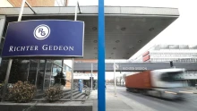 Brutális pénzeket mozgatott meg a Richter ralija, a pesti tőzsde így is egy helyben topogott – nem indult jól a hét a forint számára