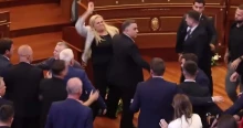 Durva lenne a magyar országgyűlés? Akkor nézzék meg a tojásdobálást a koszovói parlamentben!