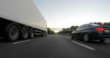 Felborult egy kamion az M1-esen: Mindkét irányban lezárták a belső sávot