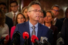 Hankó Balázs lepedofilozott egy bábelőadást, ami éppen a felnőttek szexuális zaklatása elleni védekezésre tanítja a gyerekeket
