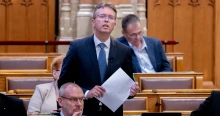 Hankó Balázs „pedofilnak” nevezte a szexuális bántalmazás elleni bábelőadást