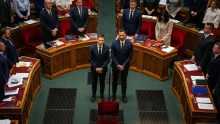 Már az esküszöveg visszamondásával is gondban voltak az új fideszes parlamenti képviselők