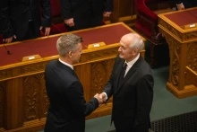 A lett, a román elnök és Orbán szerb barátja, Vučić is gratulált Baka Andrásnak a megválasztásához