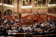 A roma holokausztra emlékeztek a parlamentben, ezúttal a Mi Hazánk jelen lévő képviselői is felálltak