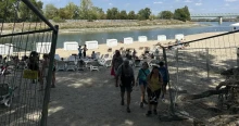 Az Óbudai Gázgyár rákkeltő anyagokkal szennyezett partszakaszával szemben alakították a Sziget strandját, de a fesztiválozók nem mehetnek bele a vízbe