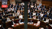 Ezúttal a Mi Hazánk képviselői is felállva tisztelegtek a roma holokauszt áldozatai előtt, de Dúró Dóra és Novák Előd nem volt a teremben