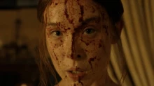 Megérkezett a Szörnyeteg: A Lizzie Borden-sztori első, magyar feliratos előzetese, ami egy véres baltás gyilkosságra és családi borzalmakra készít fel minket