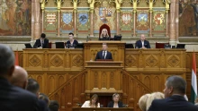 Tisza-kormány: most szavaznak az új köztársasági elnökről, Mészáros Lőrinc cégét kizárták az uniós pénzekből