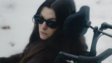 Verity: Megérkezett a nagy előzetes Anne Hathaway sötét erotikus thrillerjéhez, amelyben a főhősnő befejezné egy író félbe maradt könyvsorozatát, de riasztó titkokra bukkan