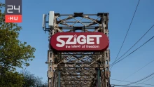 Nem mehetnek a Dunába a fesztiválozók a Sziget Beach-en, ami a szennyezett Óbudai Gázgyárral szemben található