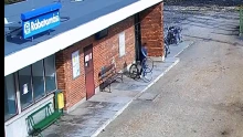 Videón a meglehetősen buta tolvaj, aki kamera előtt lopott – Nem ő volt a legelővigyázatosabb bűnöző, ezért vélhetően mehet a börtönbe
