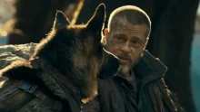 Brad Pitt és az ezüstfogú kutyája farkasokkal is szembenéznek A vadon szíve új előzetesében