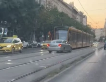 Ámokfutást rendezett egy autós a Nagykörúton, aztán összetörte a kocsiját – videó