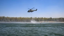 Akcióban a honvédség helikopterei a fenékküszöb építésénél – képek, videó