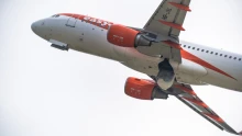 Káosz az EasyJetnél, közel száz járatot töröltek