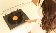 Pörög a bakelit, serceg a vinyl, virágzik a retró: teszten a Sony új lemezjátszója