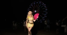 Zara Larsson delfinjei közt, tangapapucsban és Adidas shortban divatozott az idei Sziget