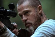 Brad Pitt repülője lezuhan, egyetlen társa a kutyája – jön A vadon szíve