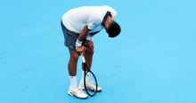 Djokovic térdre rogyott, a törölközőjébe hányt, majd kiesett a cincinnati tenisztornáról