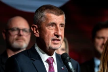 Bocsánatot kért Andrej Babis, amiért virágokat szedett egy természetvédelmi területen