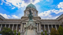 Májusban még hergeltek a tiszások a Budai várban, most már gyönyörűnek tartják az épületet