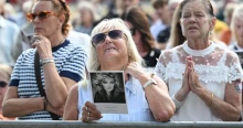 Sosem hallhatjuk többé: fotókon Bonnie Tyler temetése - Így búcsúztatták a csodálatos énekesnőt