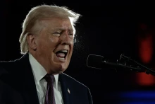 Trump a változatosság kedvéért Omán bombázásával fenyegetőzik
