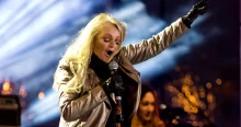 Utolsó útjára kísérték Bonnie Tylert: megérkeztek a megható fotók az énekesnő búcsúztatásáról
