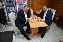 A Balásy Gyulán és Nagy Mártonékon keresztül finanszírozott Orbán-haver veszi meg a maradék független sajtót Szerbiában