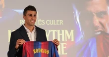 A Barcelonához igazolt az aranylabdás spanyol futballista