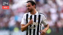 Egy berohanó szurkoló úgy felrúgta a Juventus játékosát, hogy edzeni se tudott
