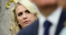 Natalie Harp, az „élő nyomtató” – Trump rejtélyes szőke asszisztensével van teli az amerikai sajtó