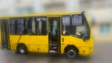 Orosz dróncsapás ért egy buszt Herszonban, négy ember meghalt