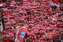 Rohamot kapott a pályán a Bayern játékosa, kiderült, mi okozta az ijesztő rosszullétet