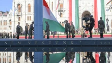 Felvonták a magyar nemzeti lobogót az Országház előtt, Ruszin-Szendi Romulusz kért valamit az esküt tevő honvédtisztektől